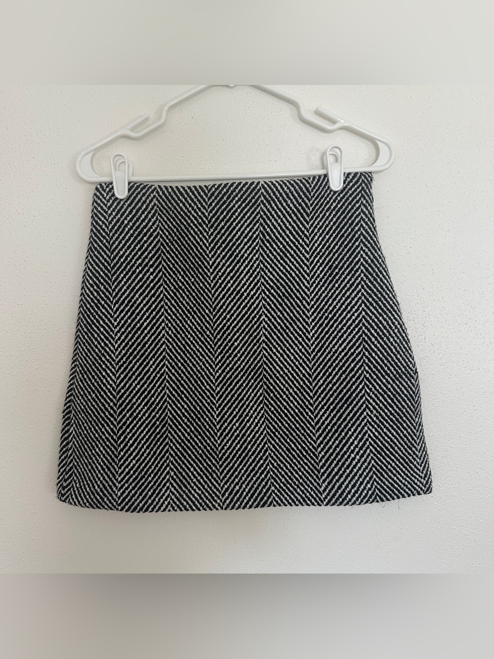 NWT LOFT Chevron Tweed Mini Skirt Black White Herringbone Size 2